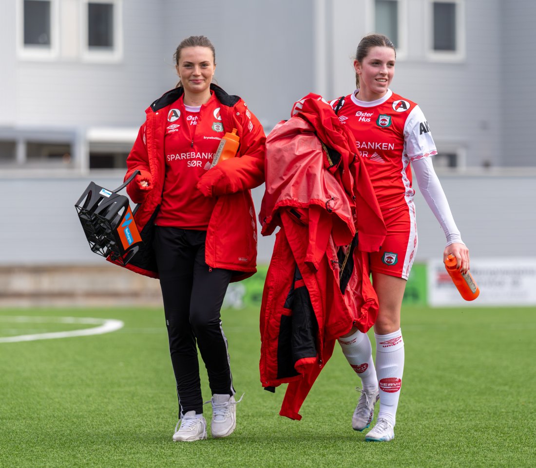 Filippa Wiig Bangsmoen og Tuva Karlsbakk bytter ut fotballutstyr med skolebøker.