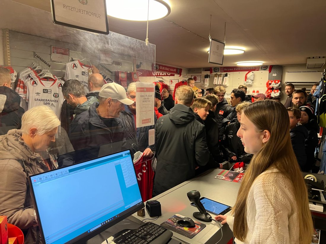 Det var stappfullt i Brynebutikken under lansering av draktene og køen stod ut av butikken.