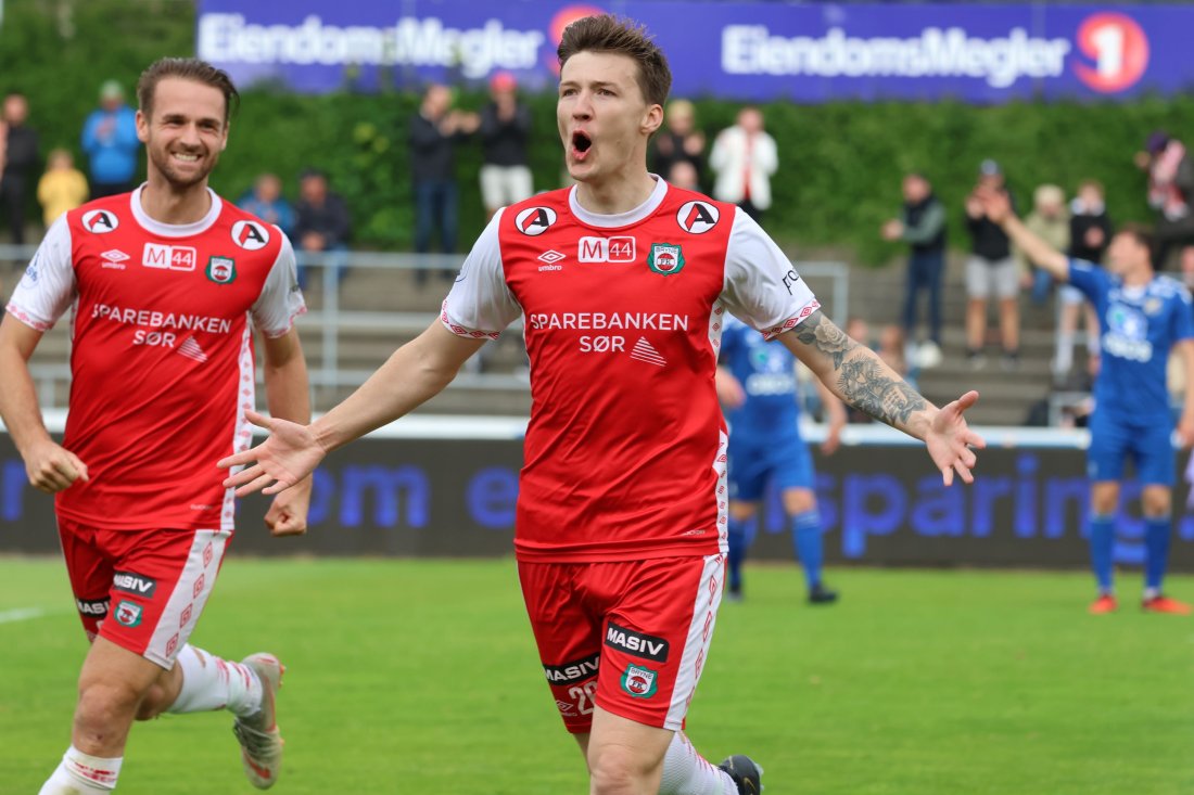 Axel Kryger og Bryne FK håper på mer jubel på Bryne stadion på lørdag. Her jubler han etter kremmerhuset mot Lyn forrige hjemmekamp.