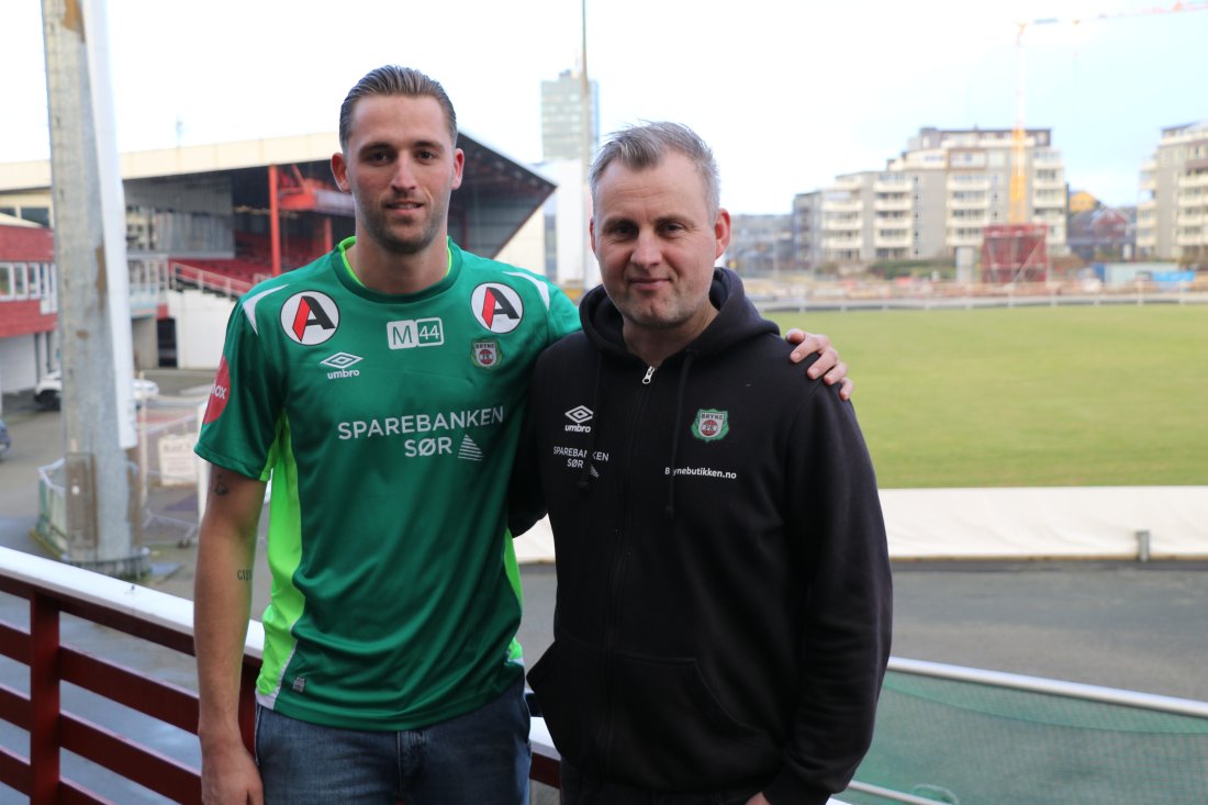 Roger Eskeland ønsker Jan de Boer velkommen til Bryne.