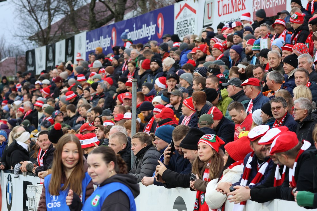 Det blir fort trangt om plassen på Store Stå i Eliteserien 2025