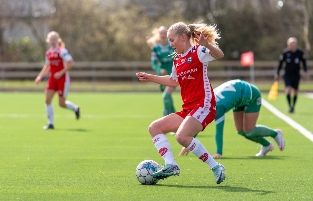 Hanne Nesse er godt etablert på A-lag kvinner allerede som 15-åring. <em>Foto: Vegard Hanssen</em>