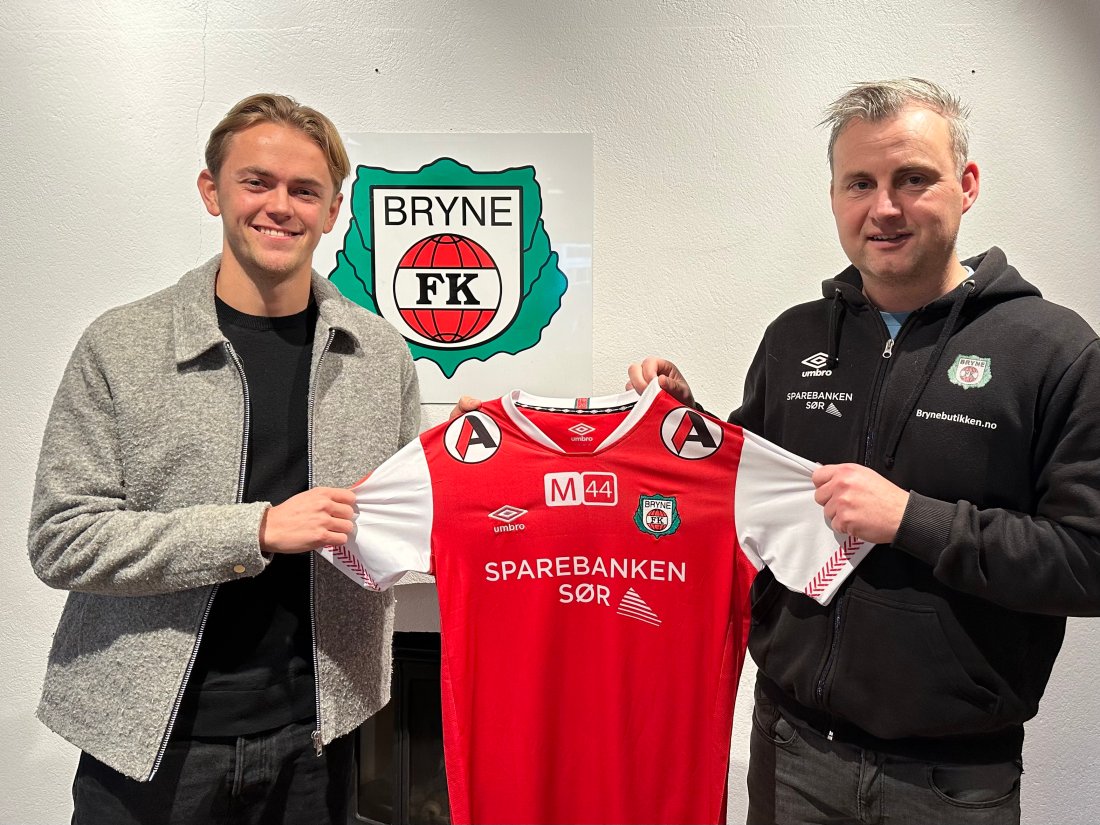 Eirik Saunes og Roger Eskeland med den nye Eliteseriedrakten for 2025.