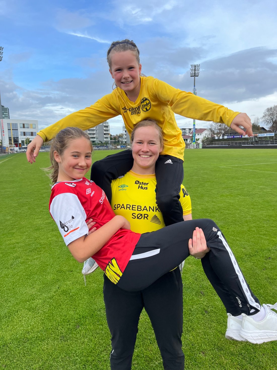 Iselin Evje Rusdal er kaptein på A-lag kvinner og trenerveileder for bredden i klubben. Hun bidrar daglig til å løfte fotball for jenter i Bryne FK. Sammen med resten av klubben setter hun enormt pris på støtten fra Sparebanken Sør.