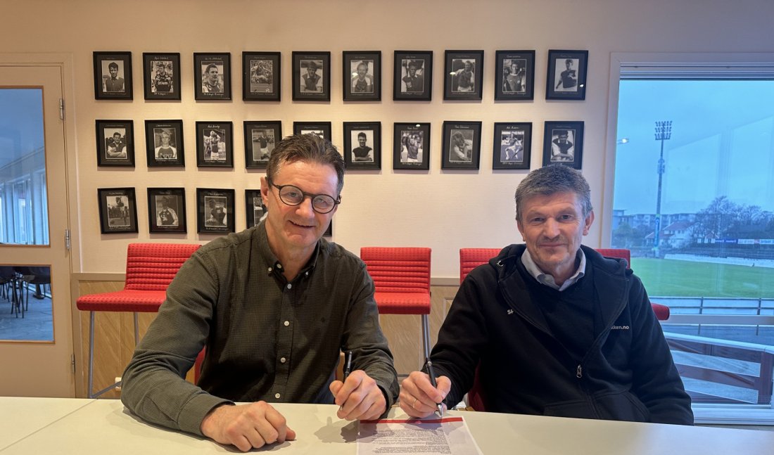 Gisle Høyland i Sparebanken Sør signerer den nye avtalen sammen med Hans Øyvind Sagen.