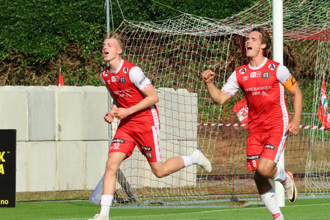 Sjur Jonassen og Lars Erik Sødal jubler for 1-0.