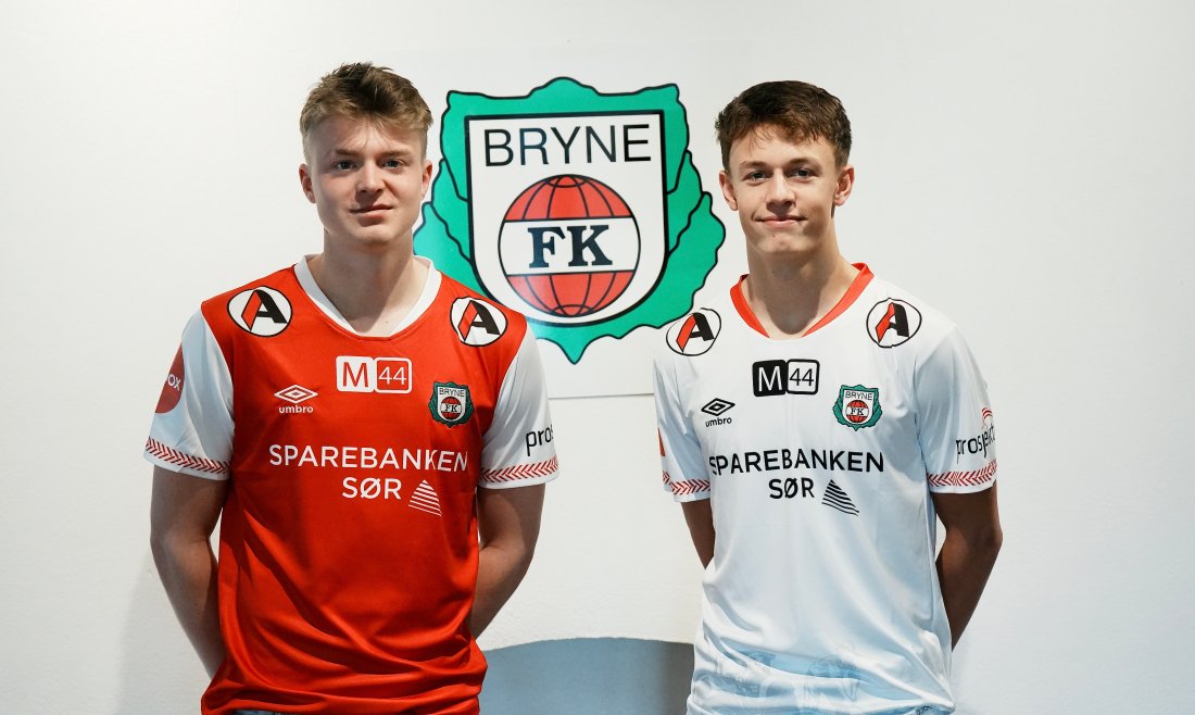 Sjur Jonassen og Kristian Håland med årets drakter fra Umbro og Scan Trade.